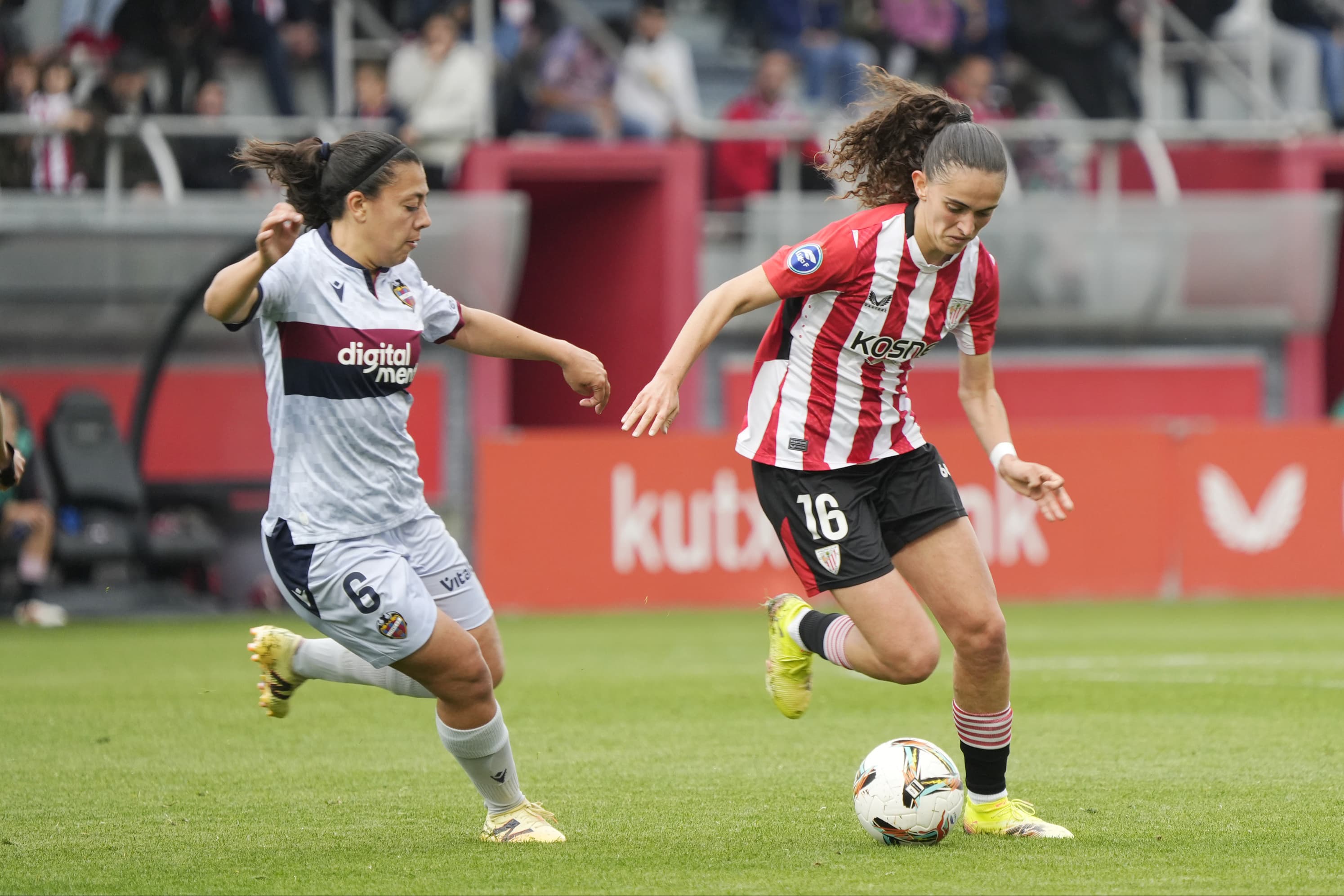 La jugadora del Athletic Club, Maite Zubieta, en una acción del partido contra el Levante UD