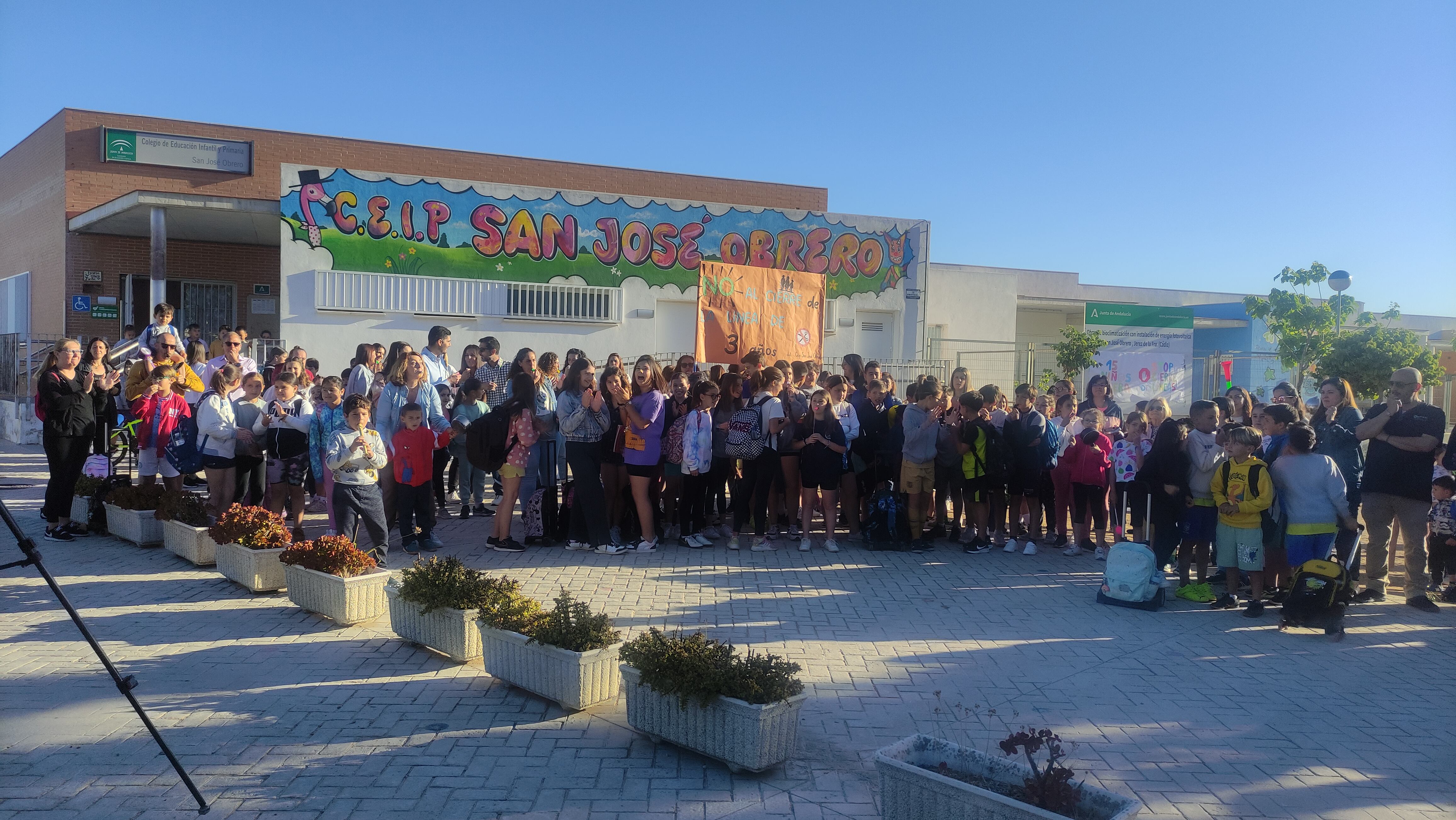 Cacerolada a las puertas del CEIP San José Obrero de Jerez el pasado viernes