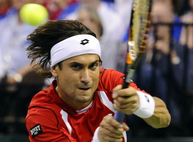 El tenis español David Ferrer devuelve la bola a Andy Roddick