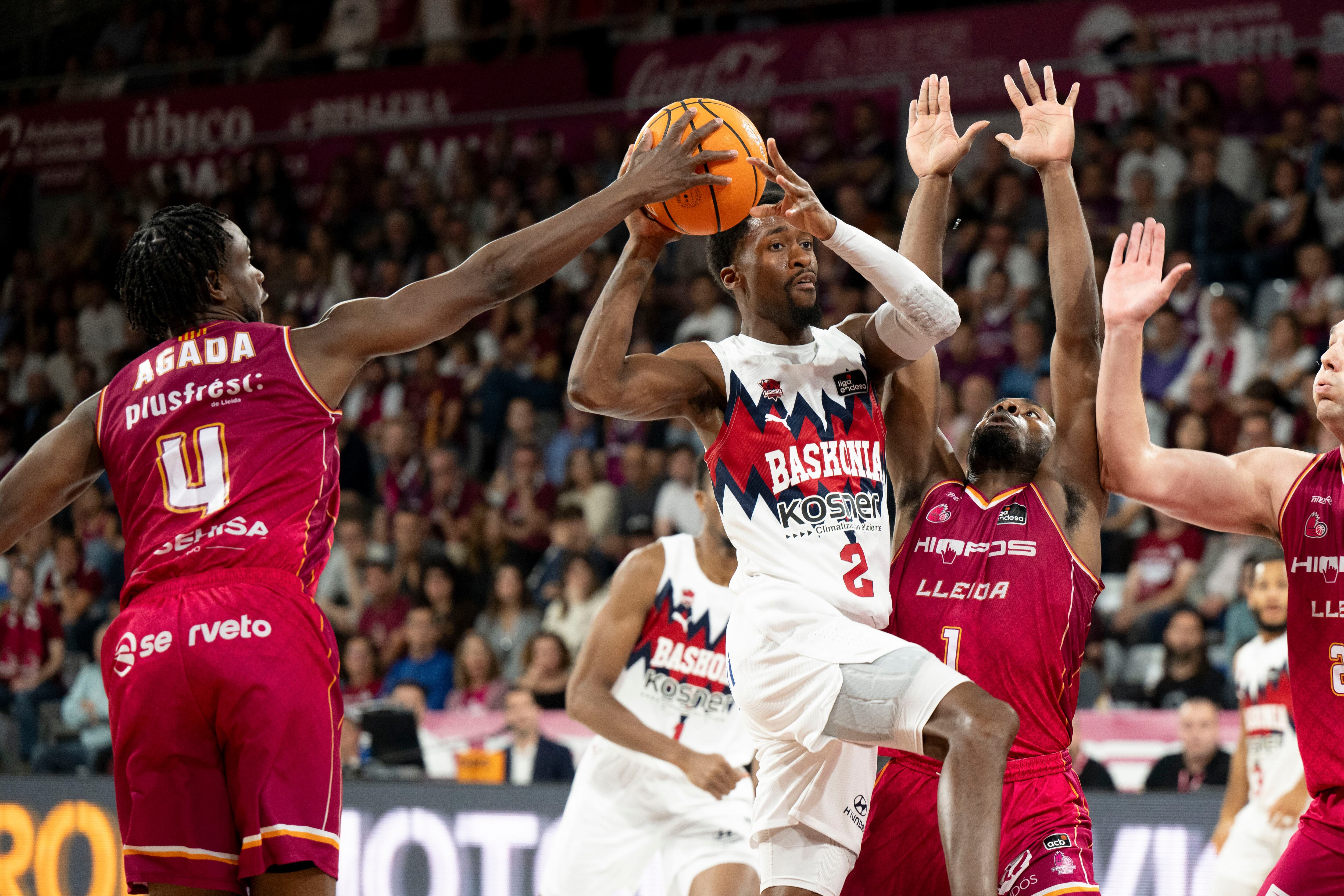 LLEIDA, 09/11/2025.- El escolta de Hiopos Lleida Caleb Agada le roba el balón a base de Baskonia, Kobi Simmons, durante el encuentro correspondiente a la fase regular de la Liga Endesa que disputan hoy en el pabellón Barris Nord de Lleida. EFE/Álex López
