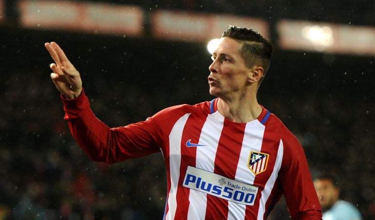 Fernando Torres festeja un tanto frente al Celta de Vigo