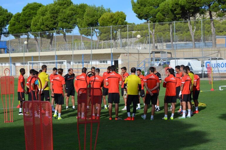 La plantilla escucha las indicaciones de Ranko Popovic, antes de comenzar un entrenamiento en la Ciudad Deportiva