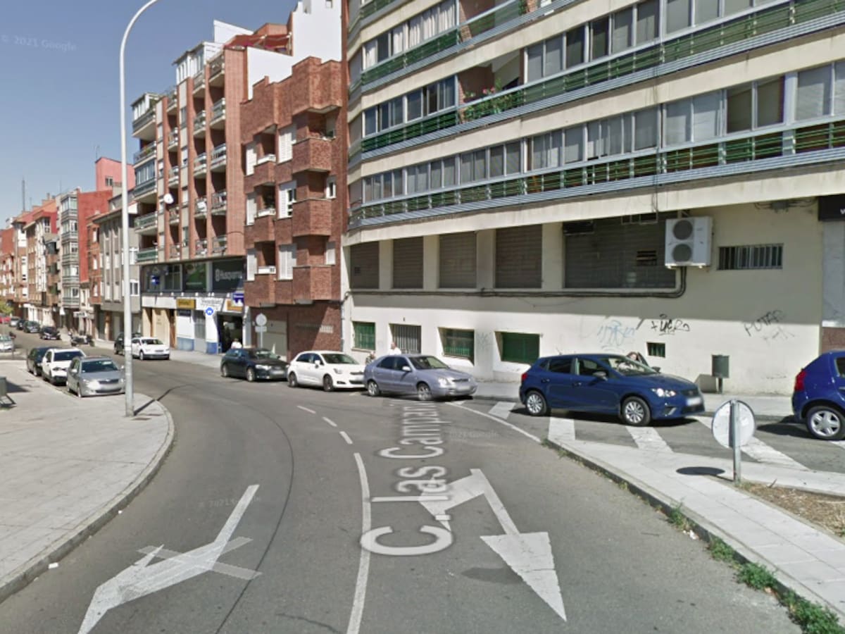 Choca con un coche de policía tras huir por las calles de León tras ser requerido por los agentes