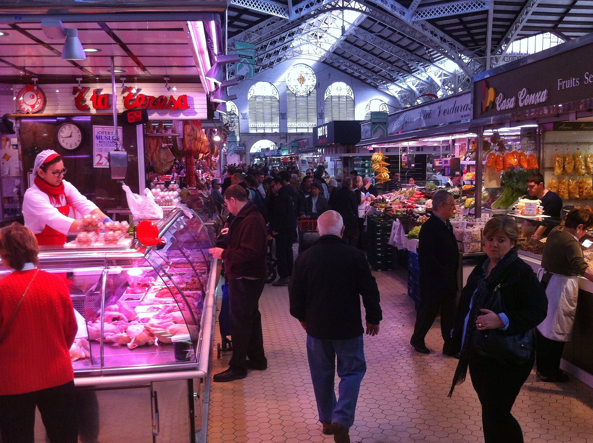 Personas comprando en el Mercado Central de València, en una imagen de archivo