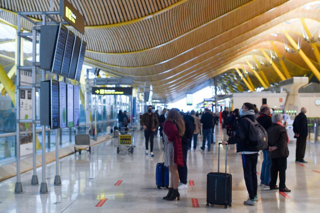 Varias personas en el aeropuerto de Adolfo Suárez, en Madrid.