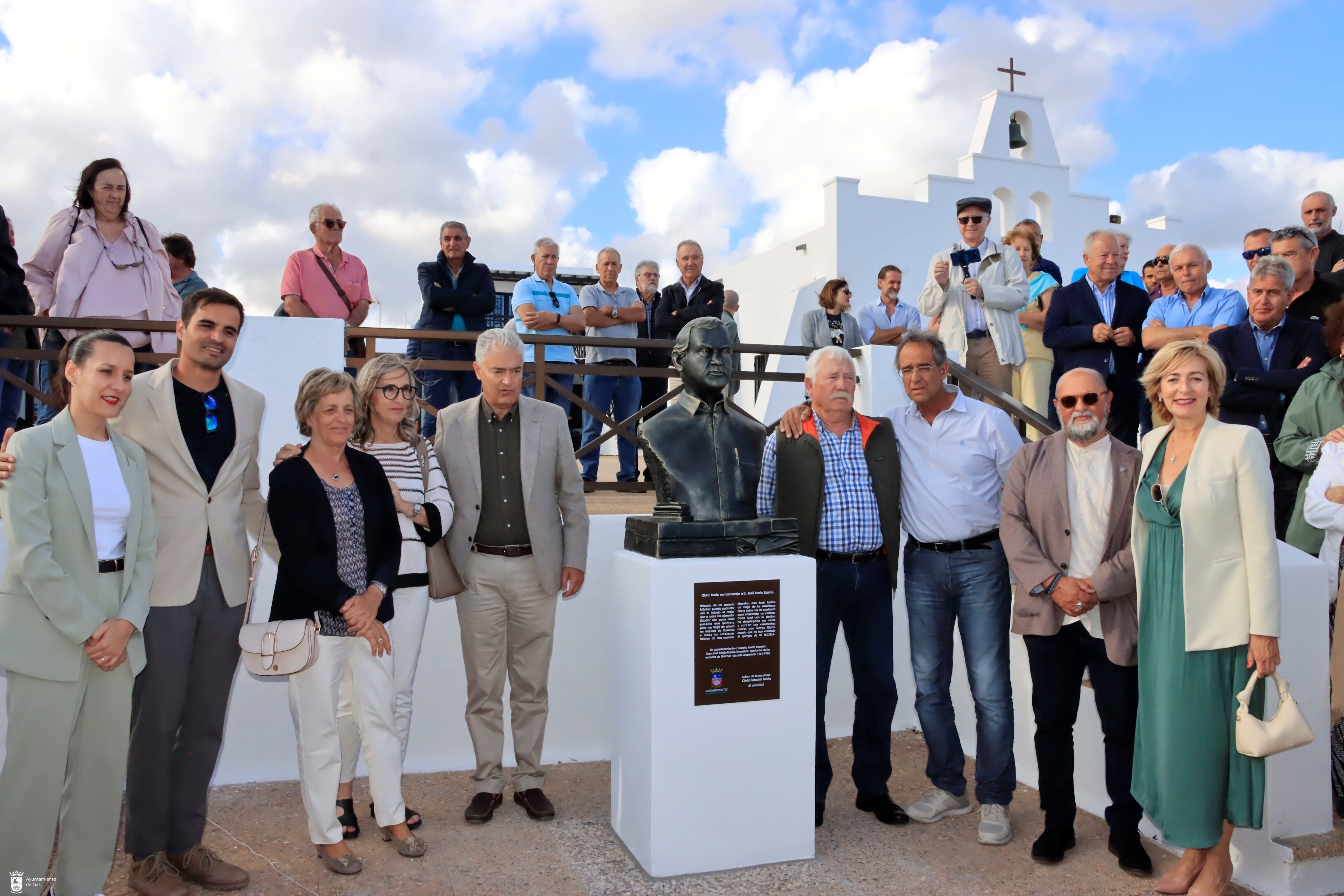 Colocación de la escultura homenaje a José María Espino en Mácher.