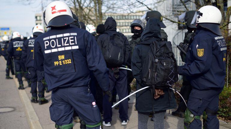 La Policía deja bajo custodia a más de 400 manifestantes de izquierdas que protestan contra el congreso de la formación AfD.