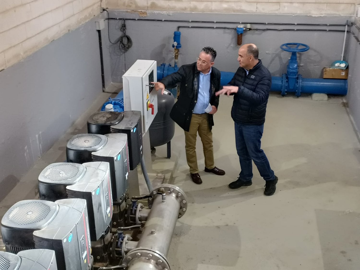 Valentín Bueno, alcalde de Villarrobledo (derecha) visita una de las infraestructuras hidráulicas de Villarrobledo