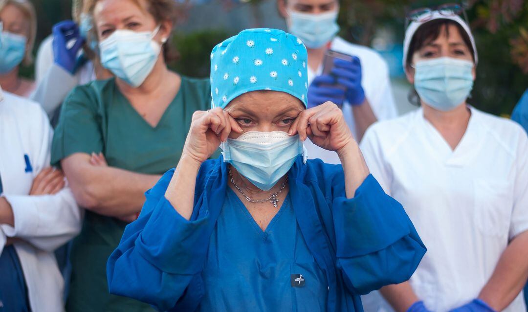 Una sanitaria española llora emocionada.