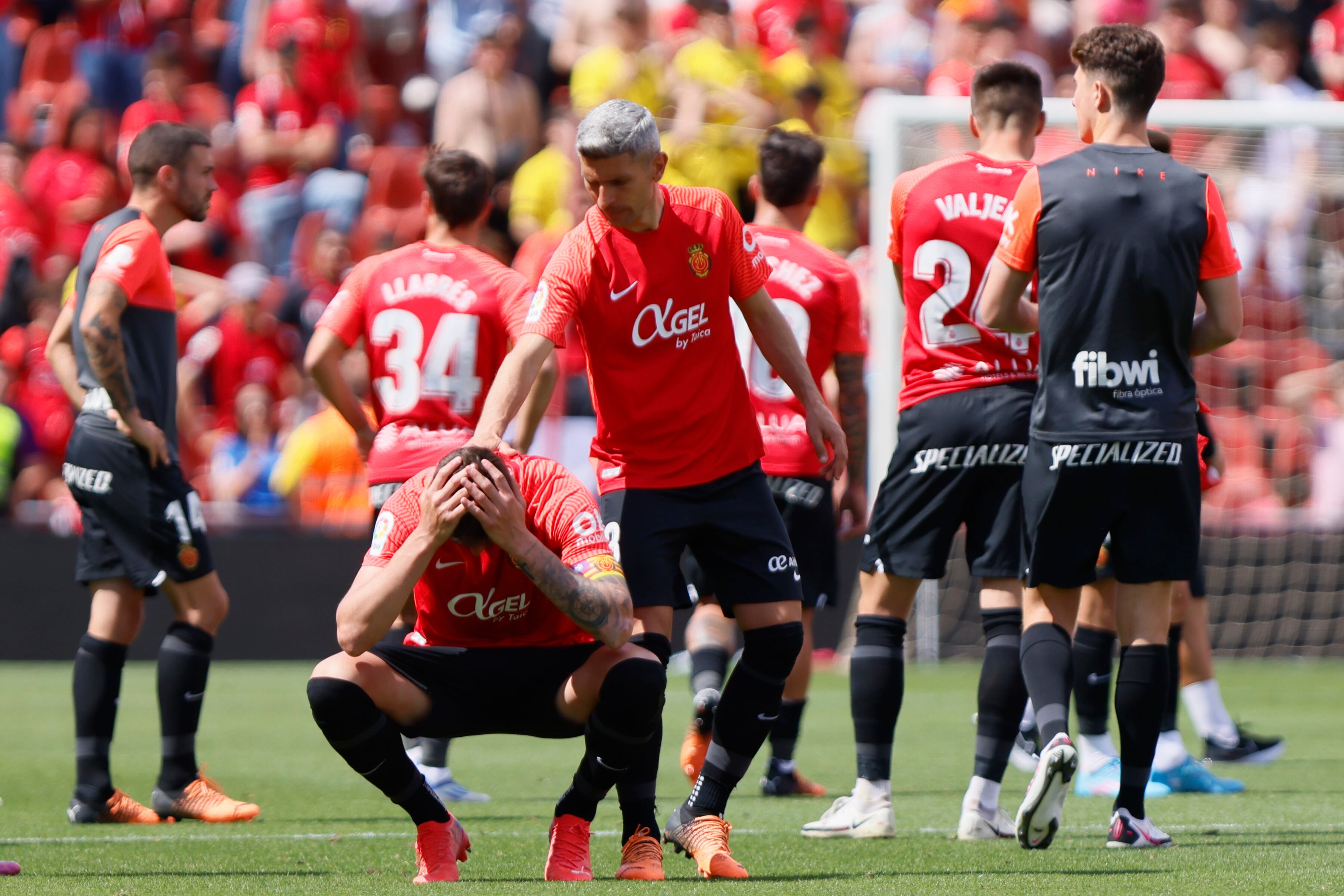 Los jugadores del Mallorca tras el partido de la jornada 35 de La Liga este sábado en el Estadio de Son Moix.