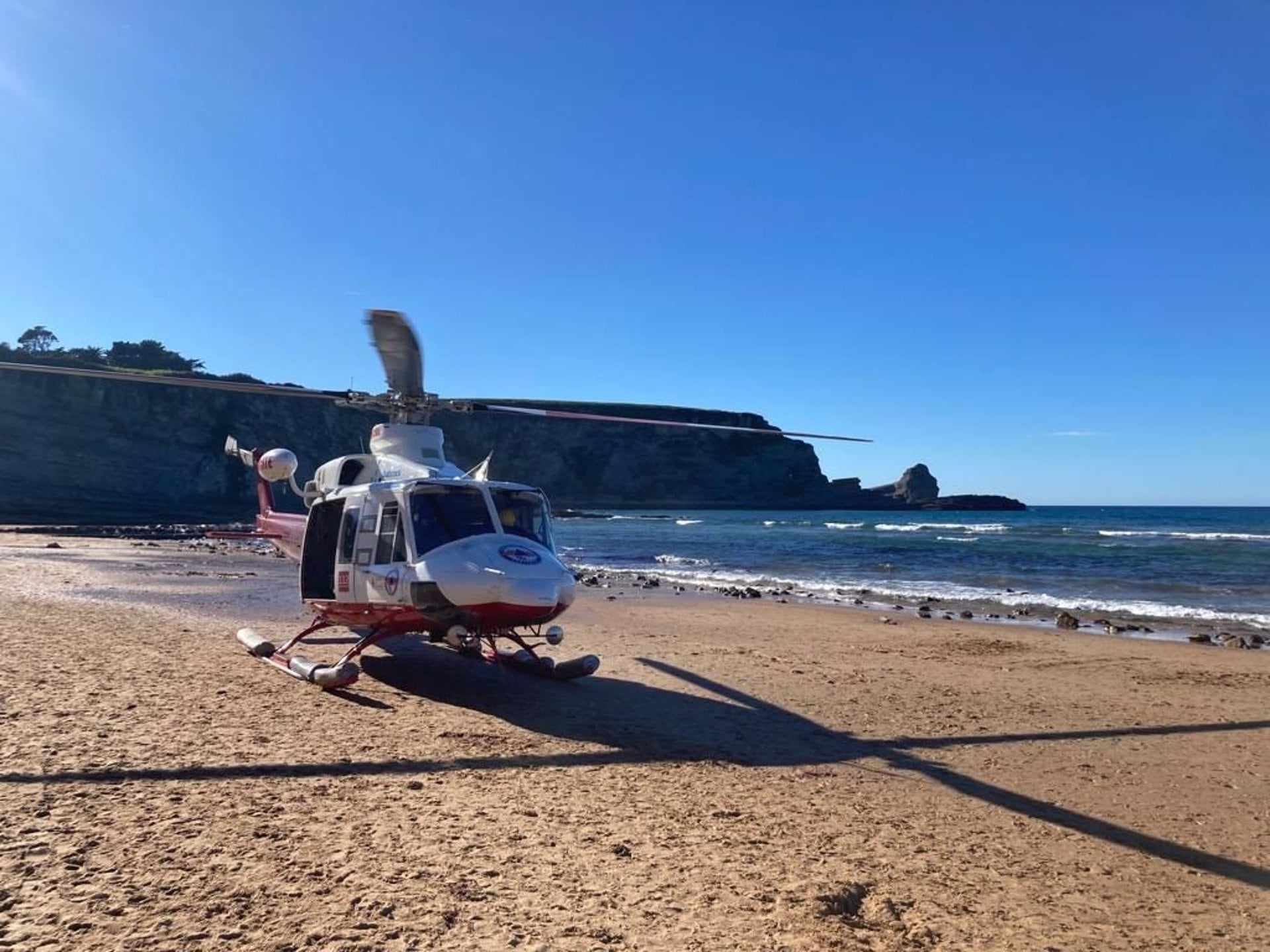 19/08/2022 Intervención del helicóptero en la playa de Langre.

Un bañista de 65 años y de nacionalidad ucraniana ha fallecido esta tarde en la playa de Langre (Ribamontán al Mar). Los socorristas de Cruz Roja le han visto boca abajo en el agua y han acudido en su ayuda, al igual que algunas personas que se encontraban en el arenal, que le han sacado del mar.

SOCIEDAD ESPAÑA EUROPA CANTABRIA
GOBIERNO
