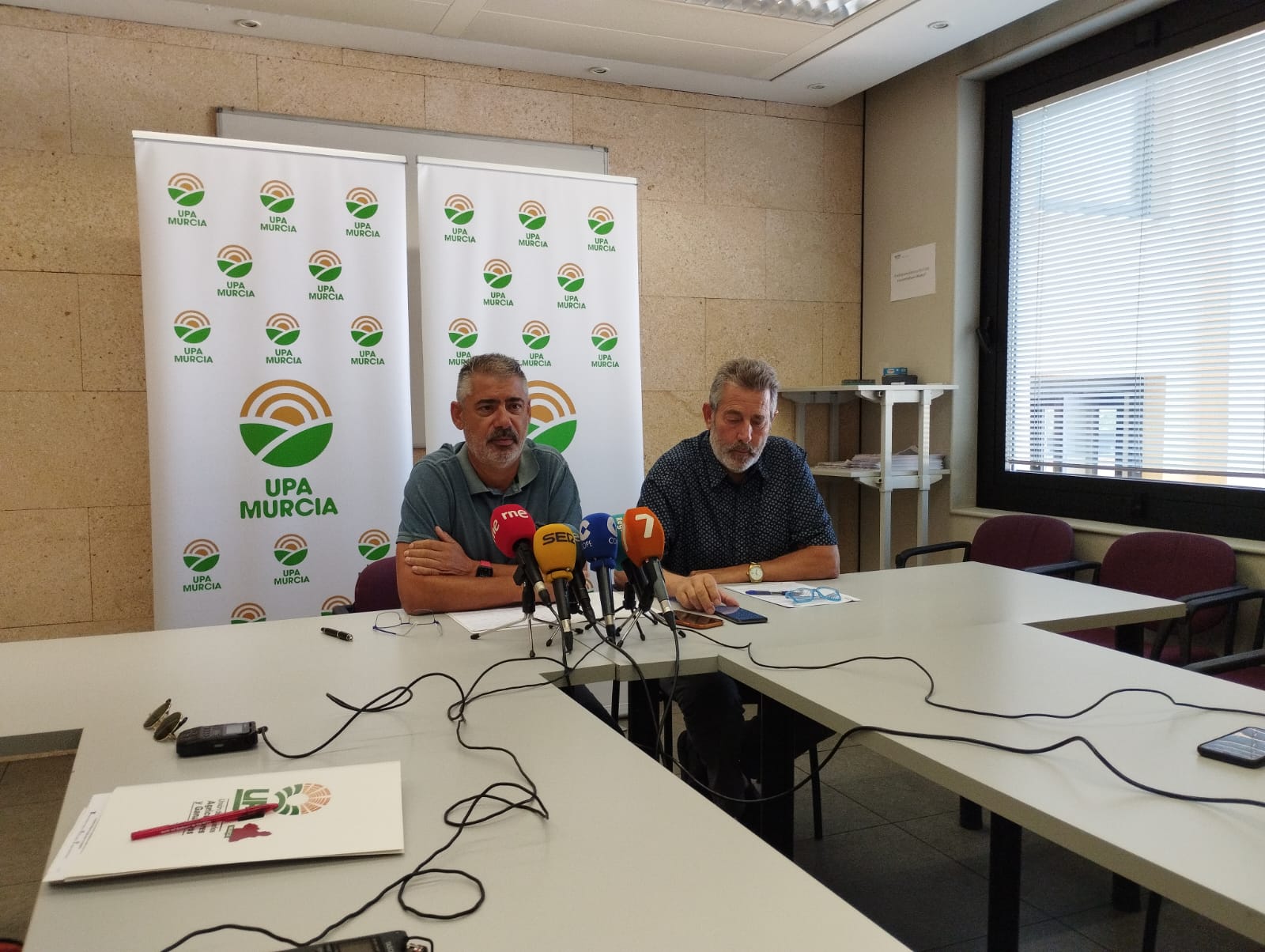 Marcos Alarcón, secretario general de UPA Región de Murcia (izquierda) y Antonio Moreno, secretario de Agua y Agricultura (derecha) este jueves en rueda de prensa