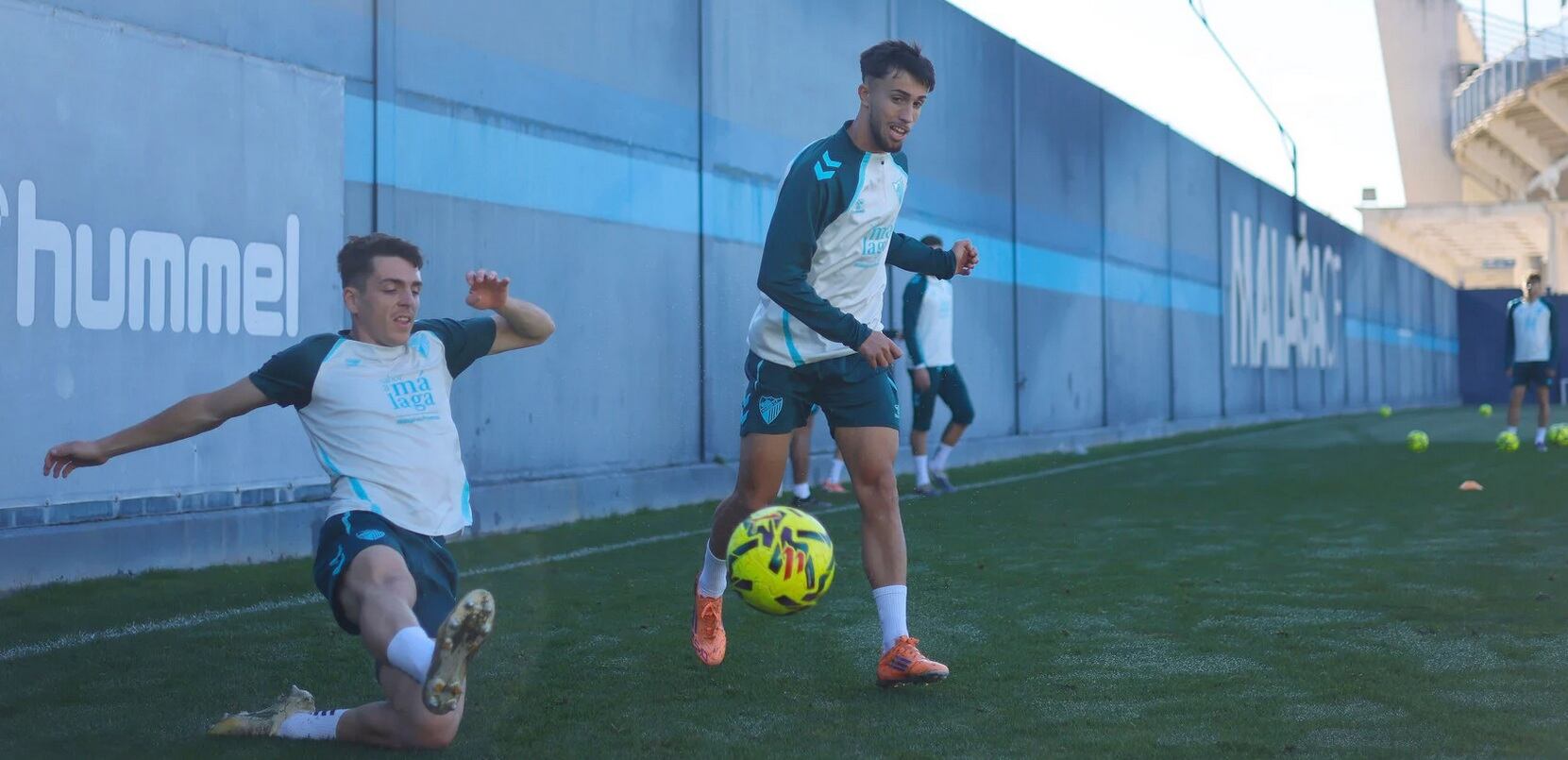 Jokin Gabilondo golpea el balón con la mirada de David Larrubia
