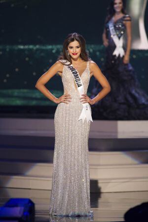 Paulina Vega, Miss Colombia 2014 durante el desfile en traje de noche