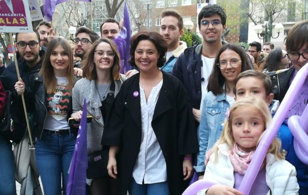 Pilar Zamora, alcaldesa de Ciudad Real, con un grupo de gente joven en la Calle Ramón y Cajal