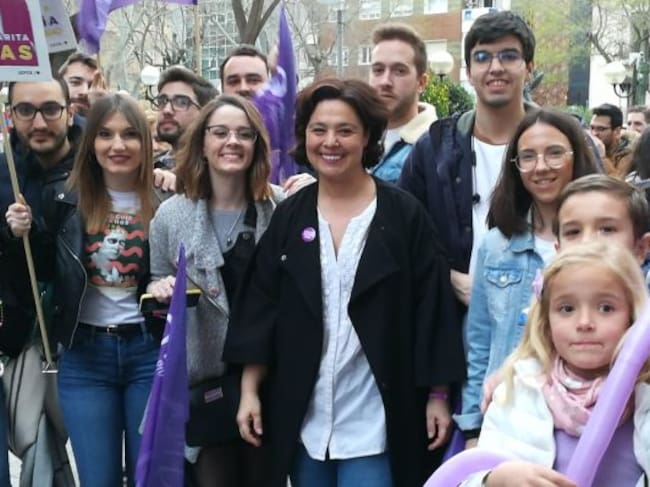 Pilar Zamora, alcaldesa de Ciudad Real, con un grupo de gente joven en la Calle Ramón y Cajal