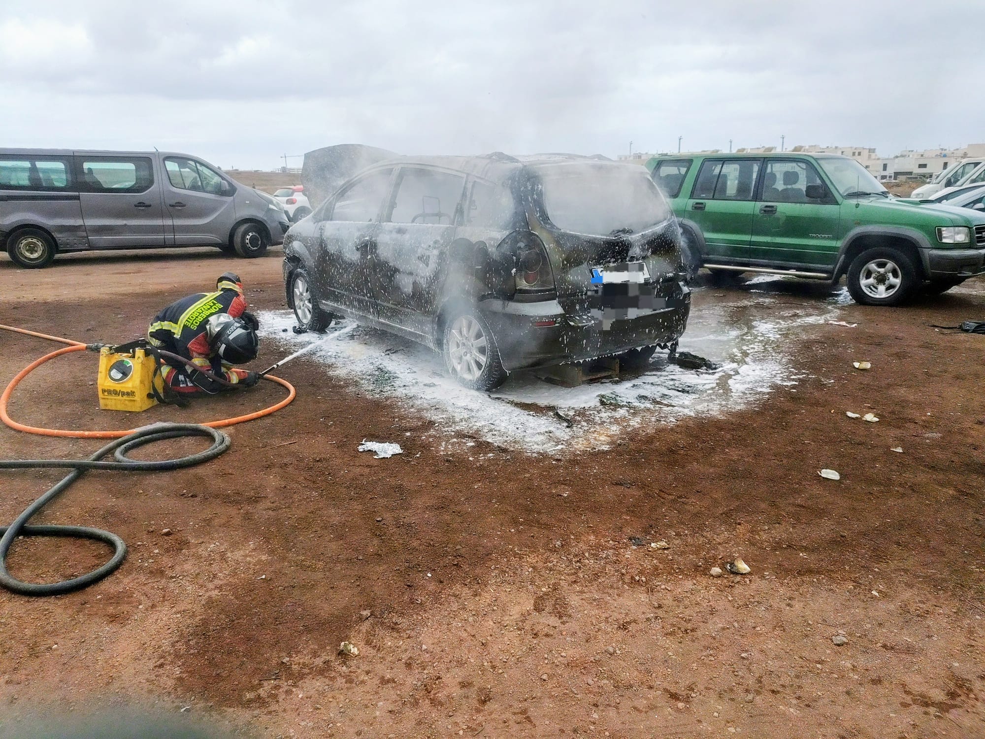 Bombero de Lanzarote sofocando el incendio de un vehículo en Arrecife, capital de Lanzarote.