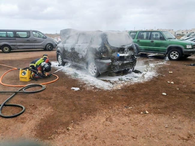 Bombero de Lanzarote sofocando el incendio de un vehículo en Arrecife, capital de Lanzarote.