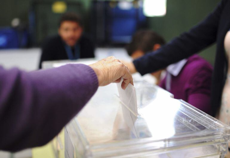 GRA242. TOLEDO, 24/05/2015.- Un total de 1.590.638 castellano-manchegos ejercen hoy su derecho al voto y eligen a sus 33 representantes en las Cortes de Castilla-La Mancha para los próximos cuatro años. EFE/Ismael Herrero