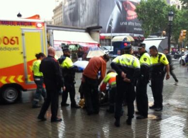 Moment en el que els serveis d'emergència mèdics atenien a la víctima