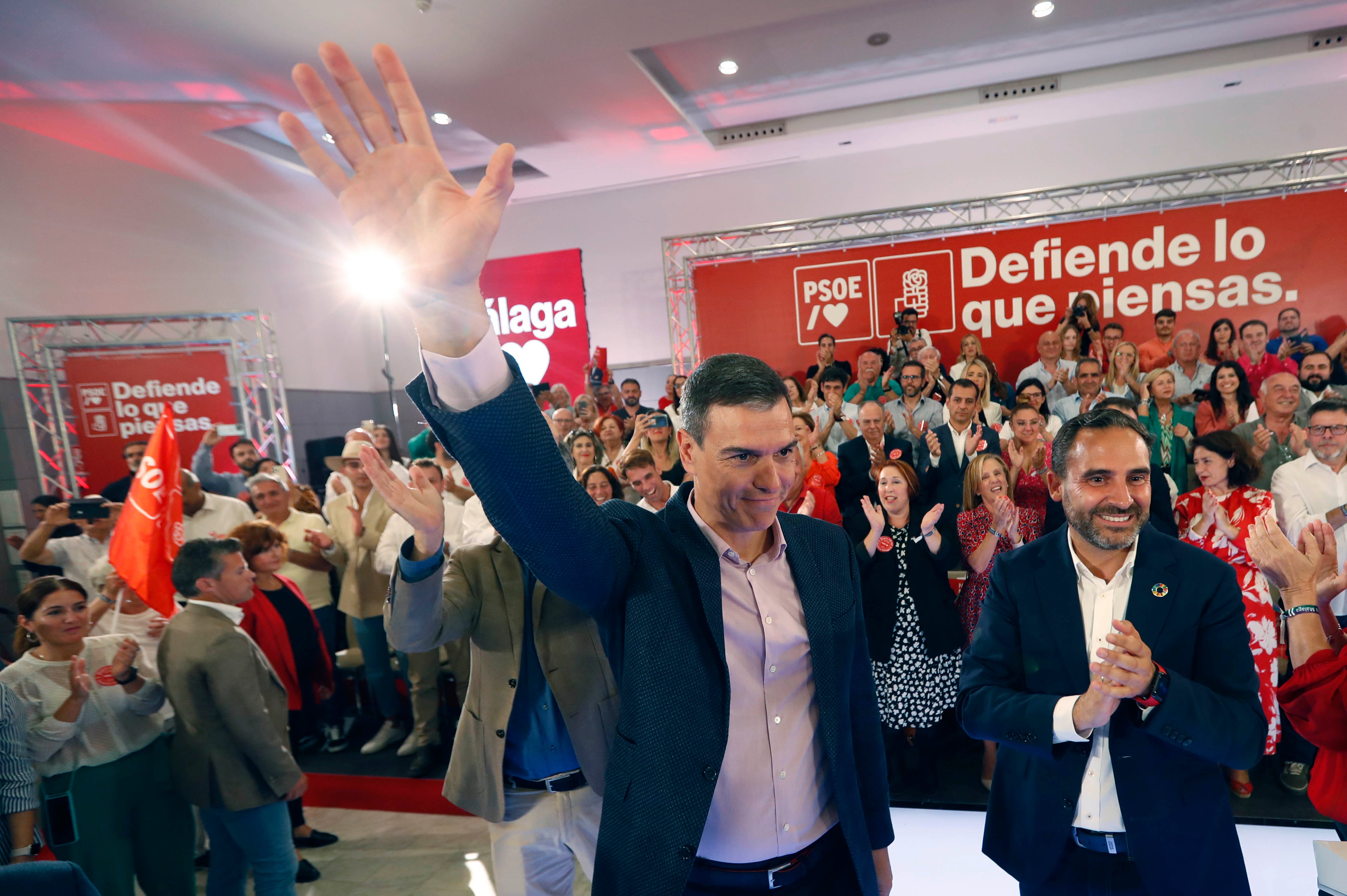 GRANADA, 02/05/2023.- El presidente del Gobierno, Pedro Sánchez (i), participa este martes en un acto de campaña en apoyo al candidato socialista a la Alcaldía de Málaga, Daniel Pérez (d), en Málaga. EFE/ Jorge Zapata
