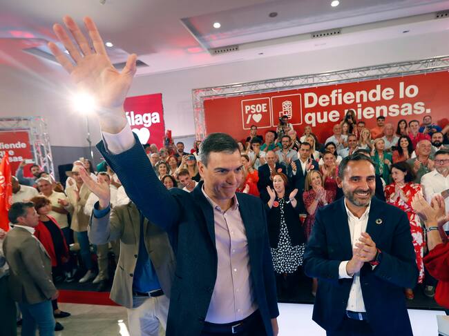 GRANADA, 02/05/2023.- El presidente del Gobierno, Pedro Sánchez (i), participa este martes en un acto de campaña en apoyo al candidato socialista a la Alcaldía de Málaga, Daniel Pérez (d), en Málaga. EFE/ Jorge Zapata