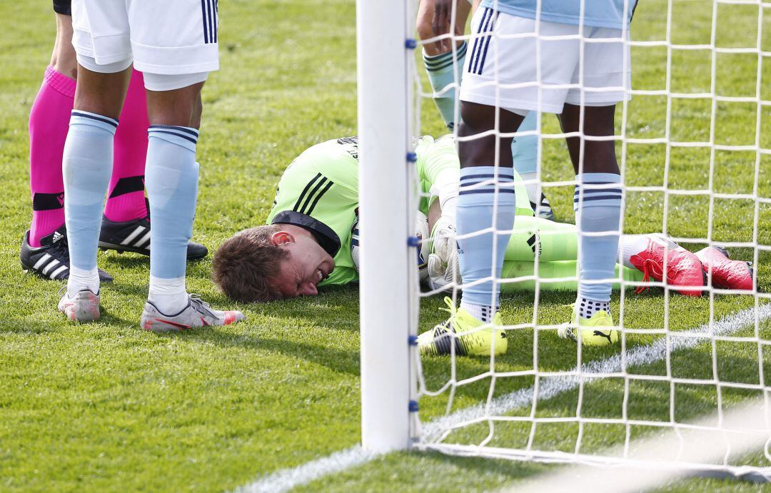 Rubén Blanco se duele sobre el césped tras su lesión.