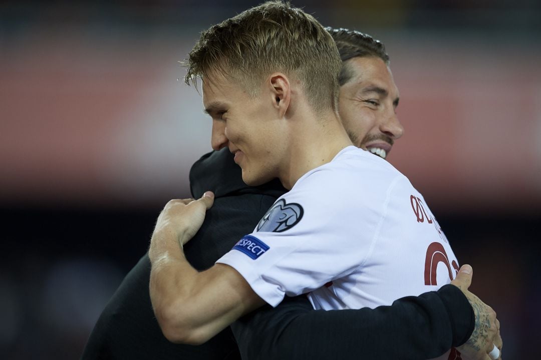 Abrazo entre Sergio Ramos y Martin Odegaard