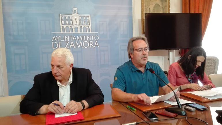 José Carlos Calzada, FRancisco Guarido y Maria Eugenia Cabezas en la rueda de prensa posterioir a la Junta Local de Gobierno