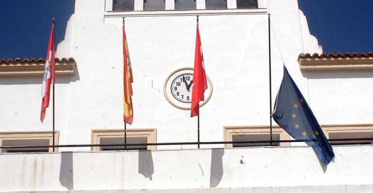 La bandera de la Unión Europea ondea media asta en la fachada del ayuntamiento de San Sebastián de los Reyes