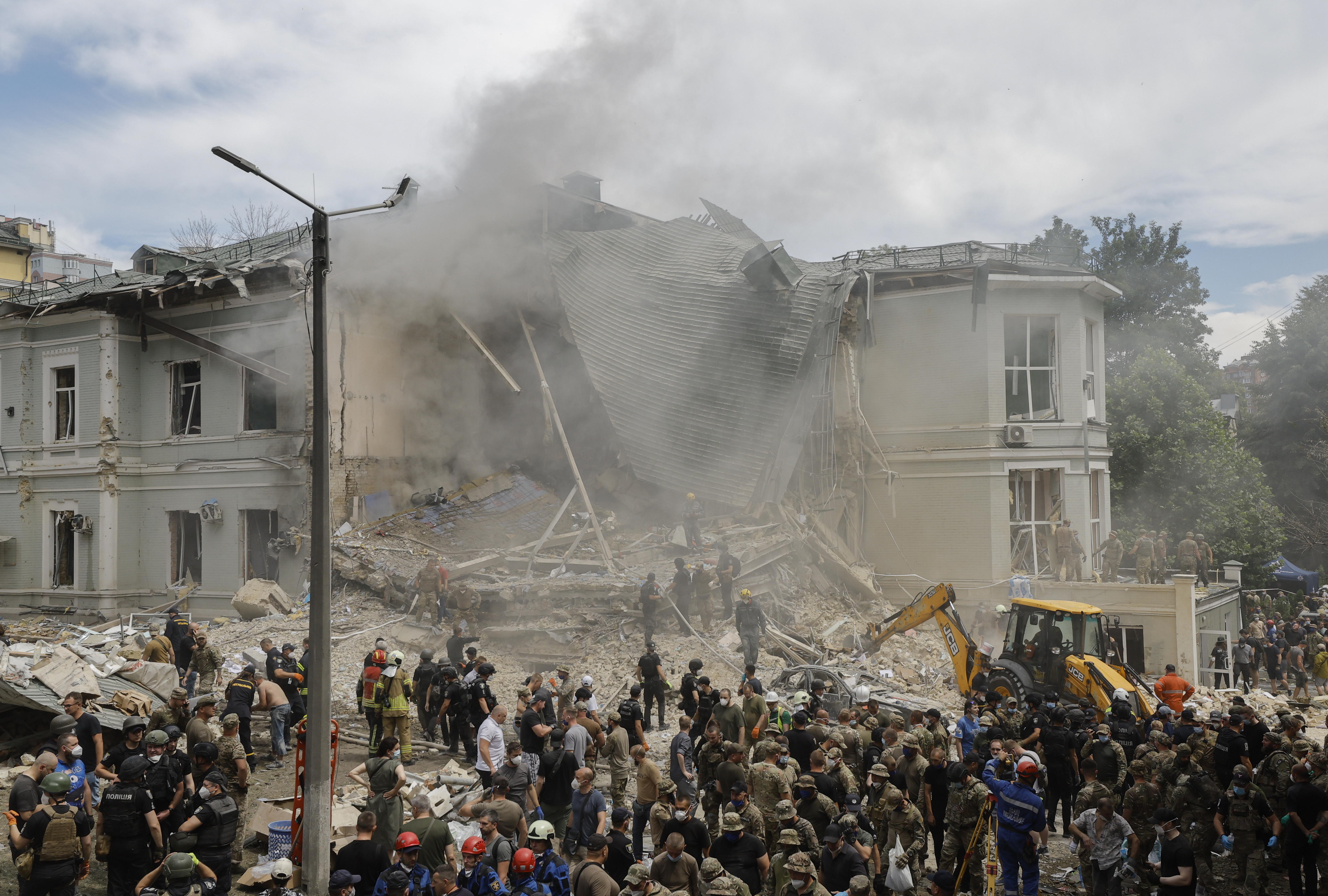 Equipos de rescate en una de las zonas afectadas por los ataques en Kiev, Ucrania.