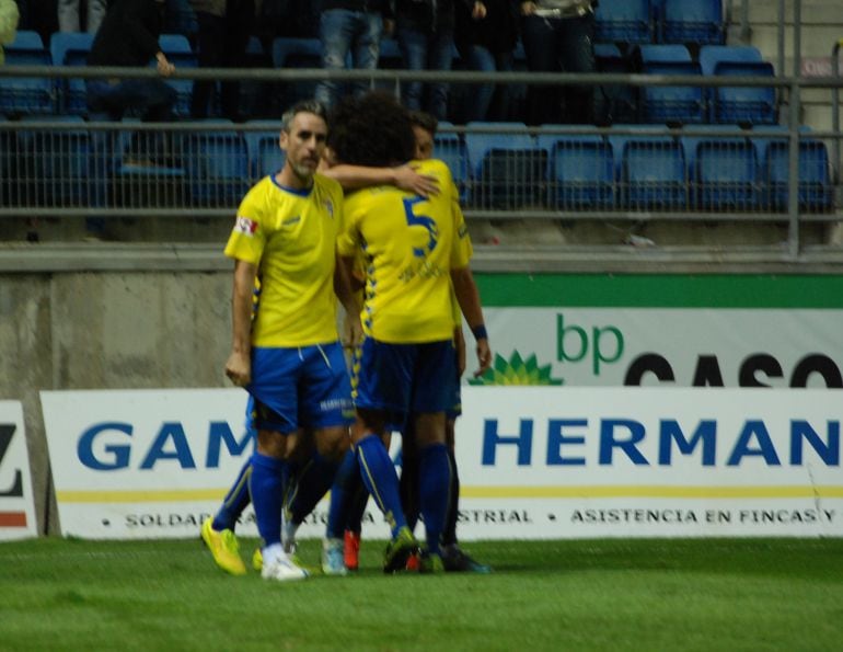 El Cádiz celebra un gol en Carranza