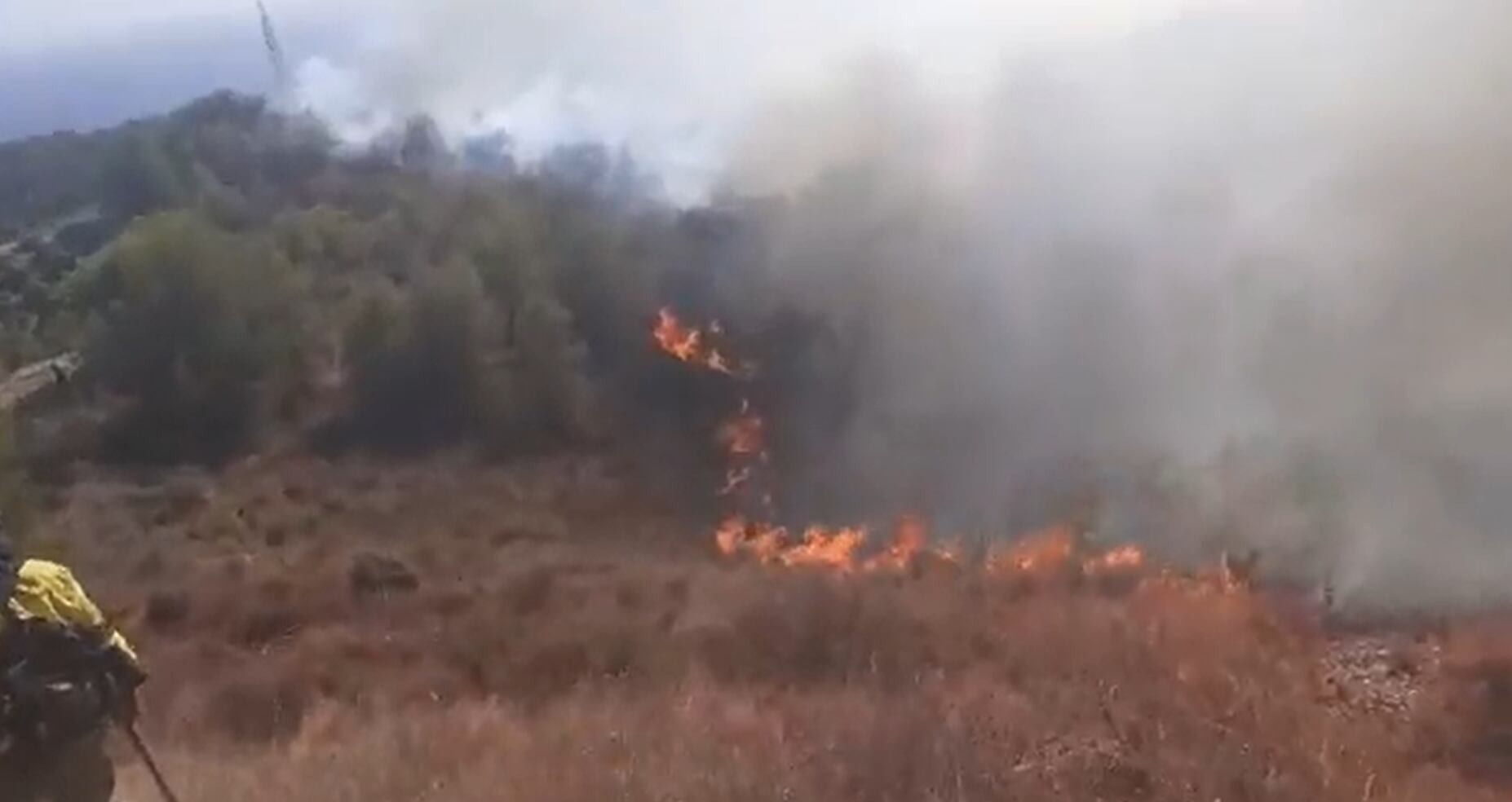 El fuego avanza en este paraje de Nerja