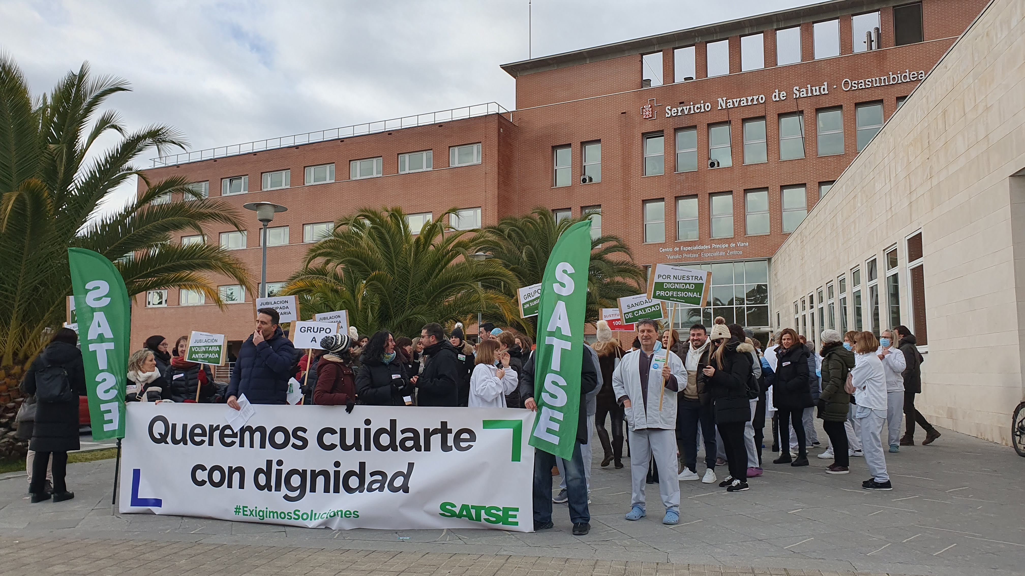 Concentración de Satse frente al centro de consultas Príncipe de Viana