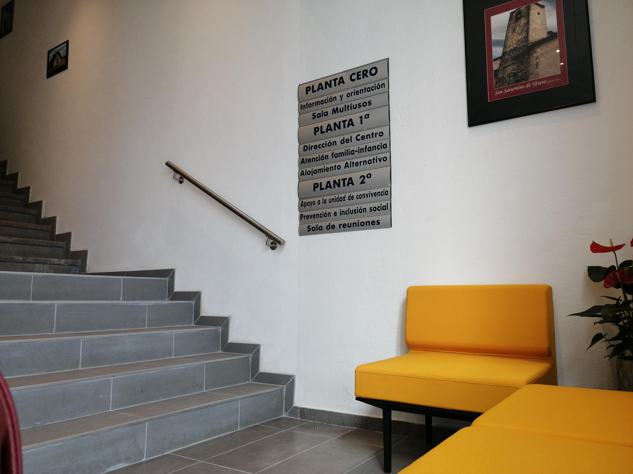 El edificio, con tres plantas, consta de dos entradas separadas, una para el albergue de transeúntes y otra para el resto de atención presencial