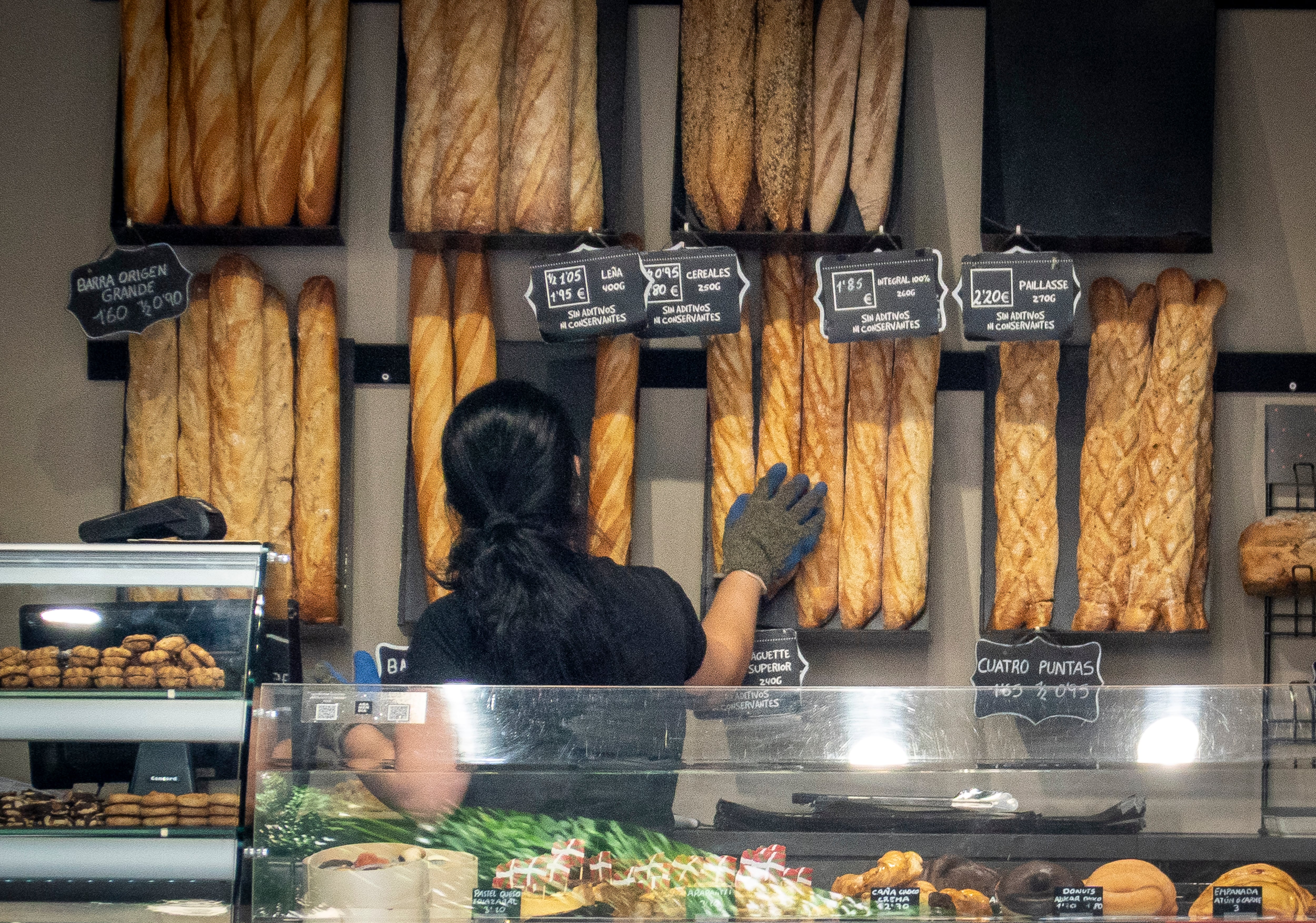 Una mujer en una panadería
EFE/Javier Etxezarreta
