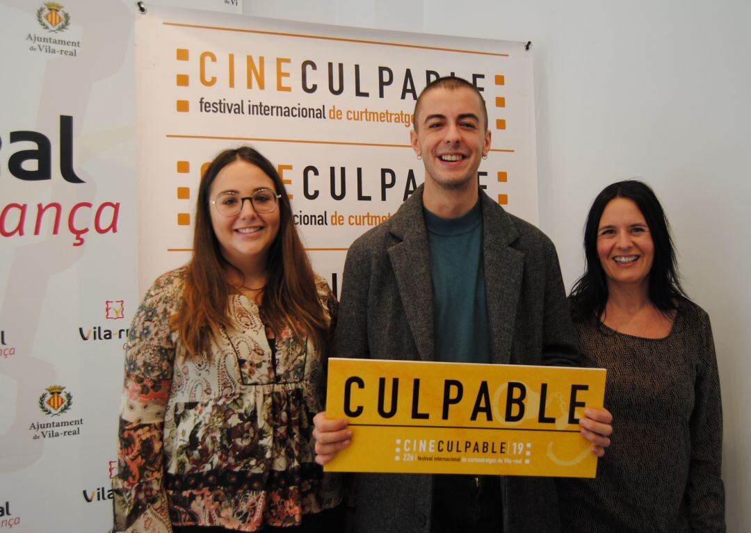 El actor Víctor Palmero, la concejala de juventud, Anna Vicens y la coordinadora del certamen, Sonia de la Vega