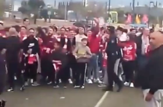 Aficionados del Real Murcia increpan a seguidores del Ceuta en la previa del encuentro