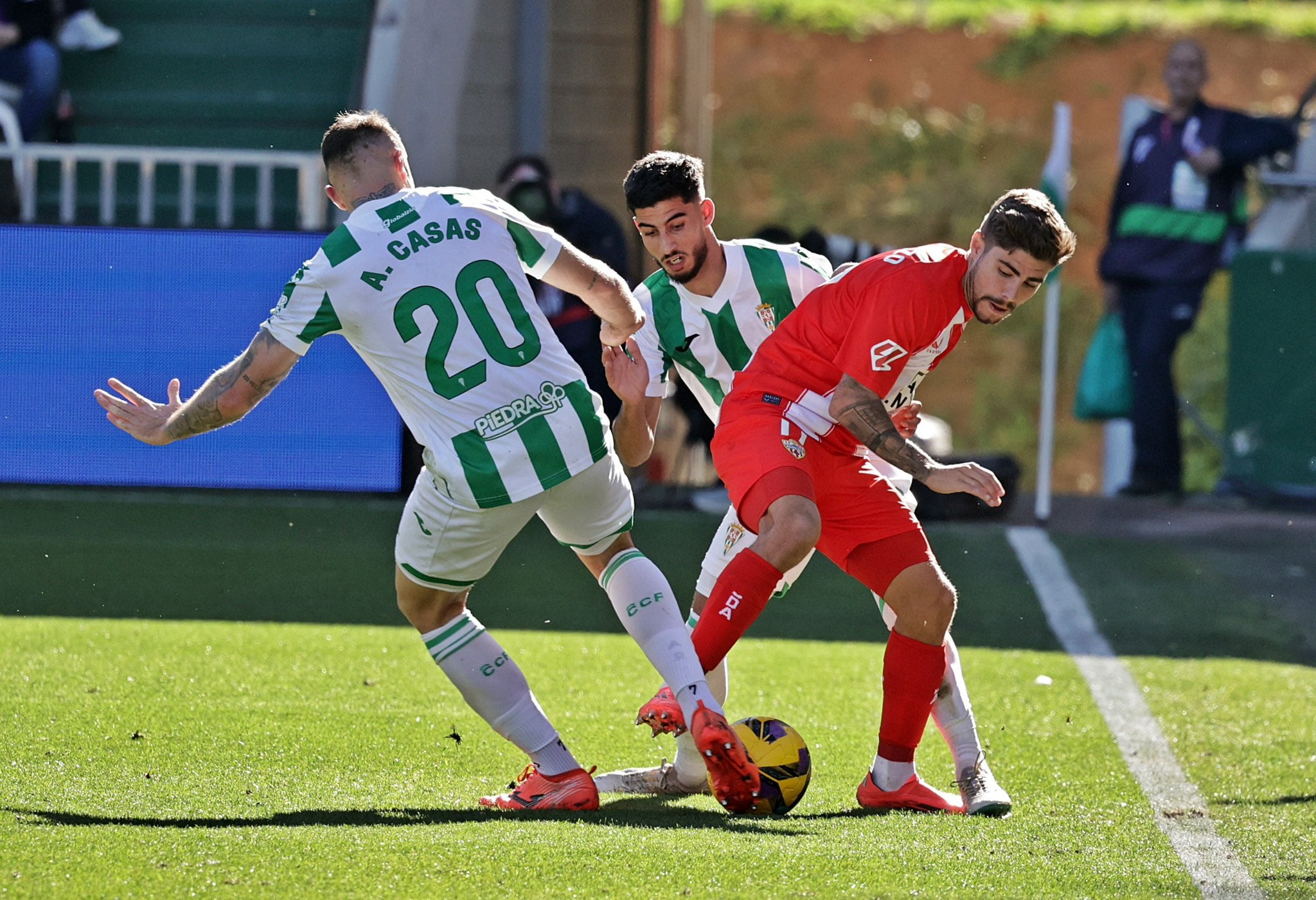 Casas disputa un balón en el partido contra el Almería (Prensa CCF)