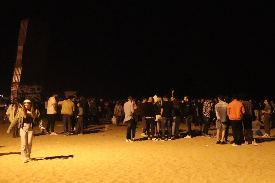 Una de las concentraciones sin mascarilla ni distancia social en la playa de Sant Miquel de Barcelona, esta noche 