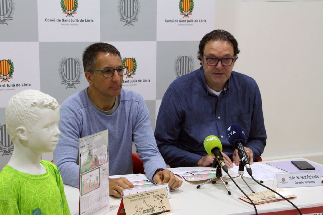 El conseller d'Esports del comú de Sant Julià de Lòria, Pere Pràxades, i el director del Servei d'Esports de l'ajuntament de la Seu d'Urgell, David Vallvé, durant la presentació de la Travessa transfronterera 2018.