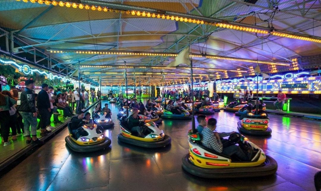 Atracción de los coches de choque en la feria de Gandia.  