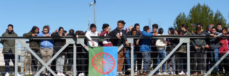 Los jóvenes gitanos en el puente Isuela 