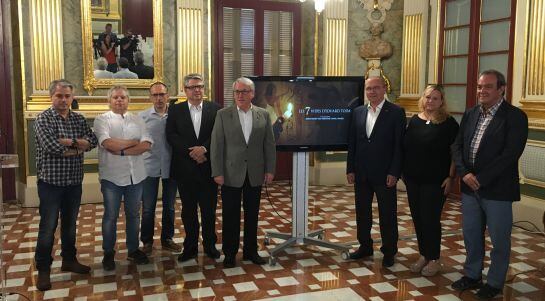 Representants de la Diputació i l'Ajuntament de Reus, amb els directors del documental, al Palau Bofarull.