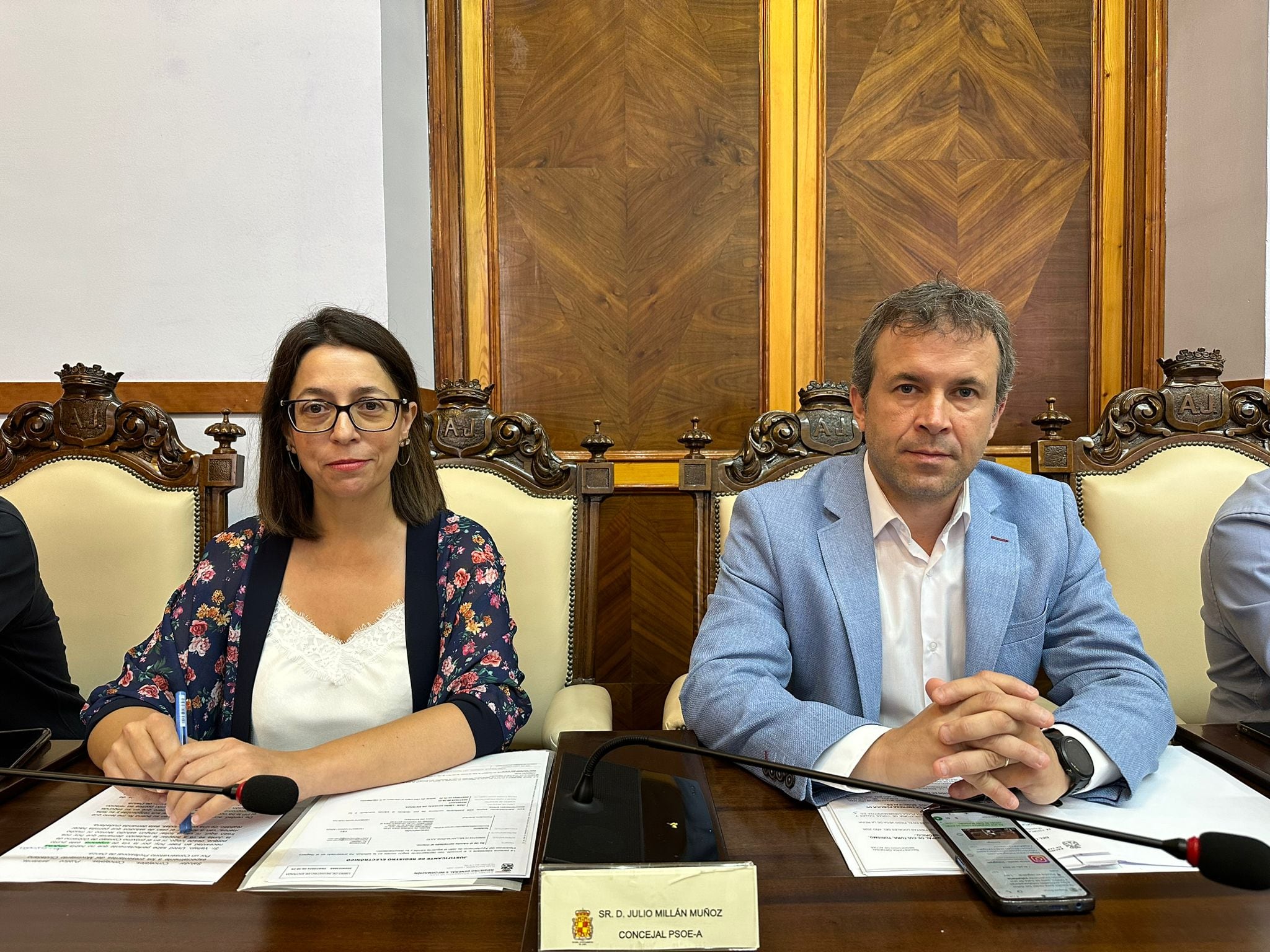 África Colomo y Julio Millán, del PSOE, durante la celebración de un pleno municipal.