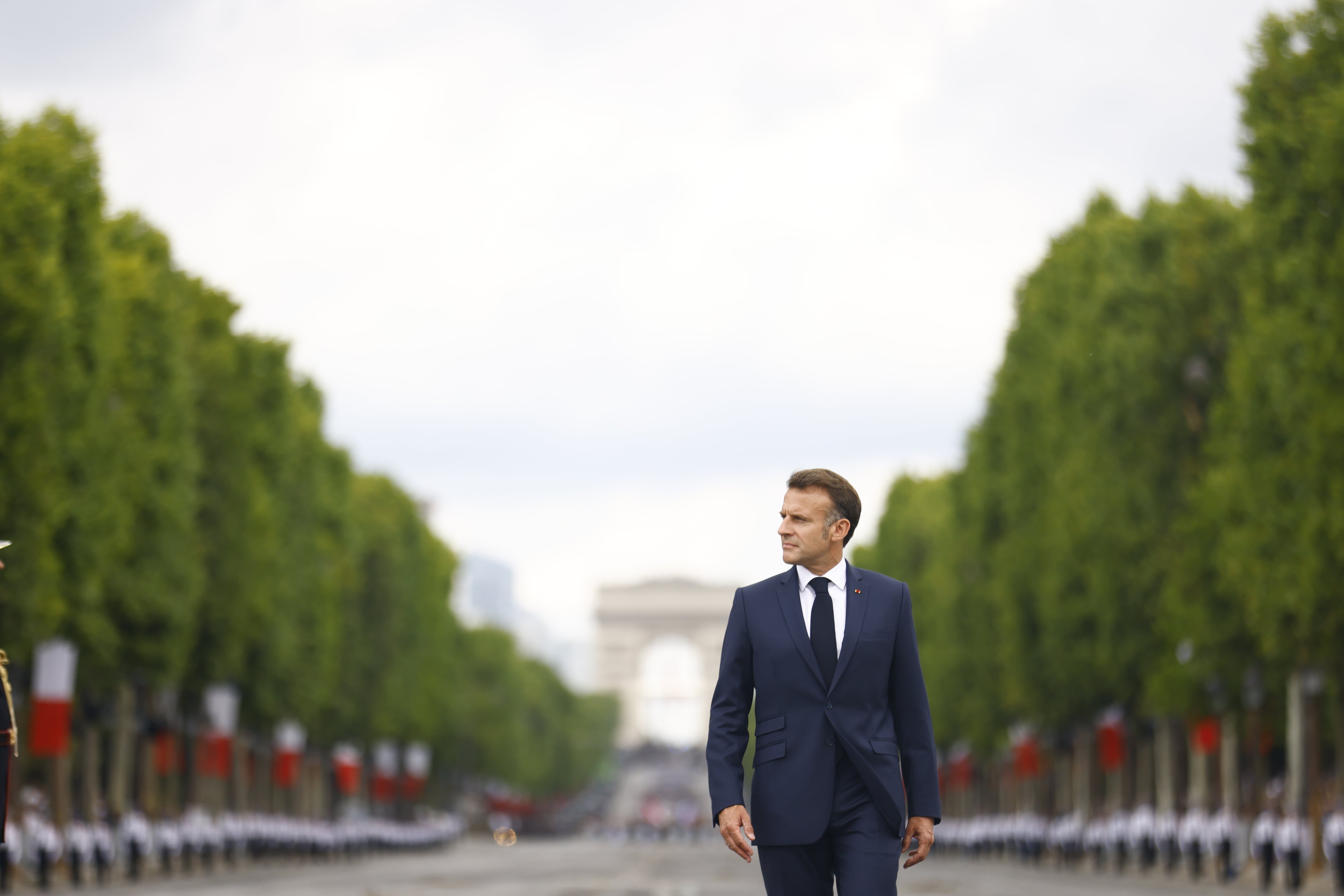 El presidente francés, Emmanuel Macron, llega al desfile militar anual del Día de la Bastilla durante las celebraciones de este día en París