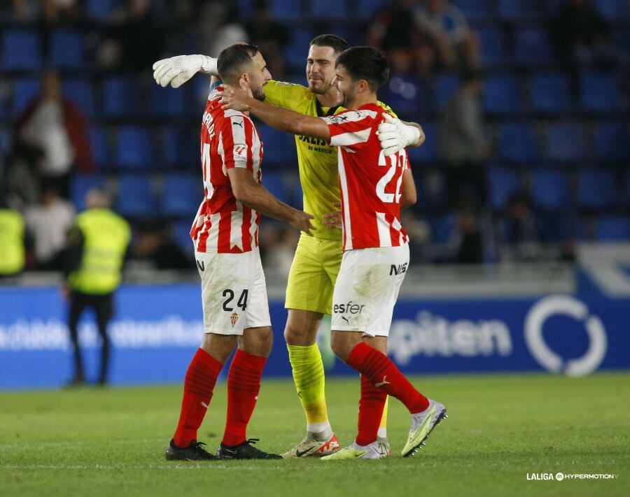 Izquierdoz, Yáñez y Róber Pier celebran la victoria del Sporting en Tenerife.