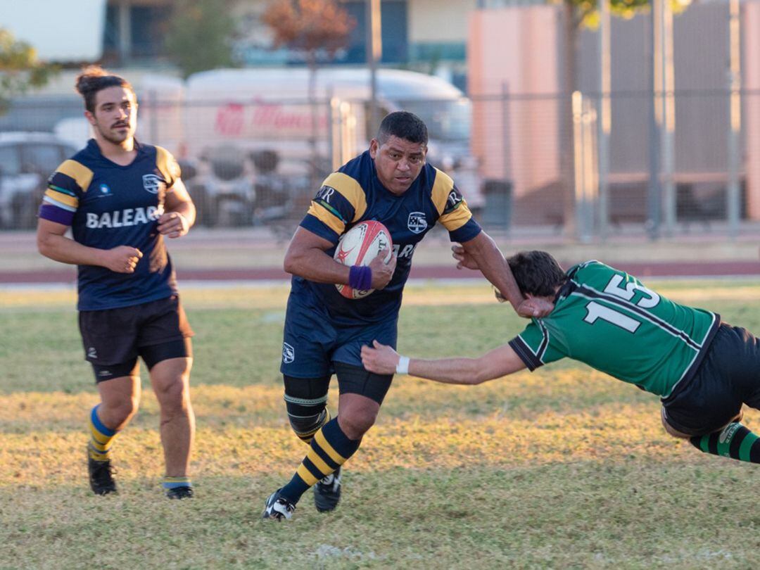 Jugador del Dénia Rugby Club con el balón en sus manos.