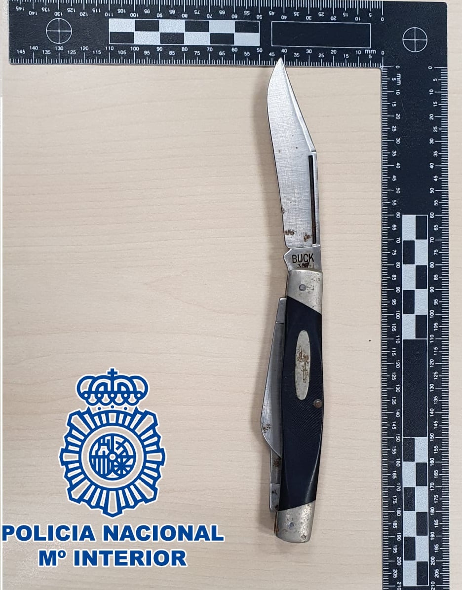 Navaja intervenida por la Policía Nacional a uno de los detenidos