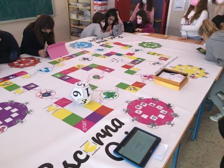 Otro grupo de alumnas y alumnas jugando una partida